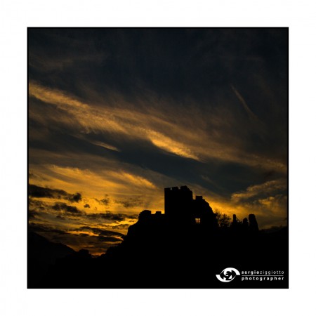 Tramonto sul Castello di Cly - Saint-Denis (Ao)