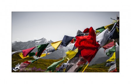 Le bandiere di preghiera tibetane, sullo sfondo il Monte Grivola con i suoi 3.969 m slm - Rifugio Fallère - Saint-Pierre (Ao) - agosto 2018